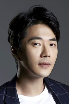 Kwon Sang-woo interpreta Simon
