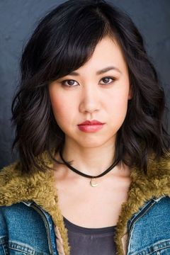 Ramona Young interpreta Kelly