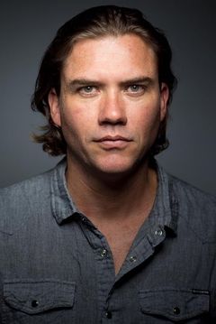 Chris Sadrinna interpreta Van Mier