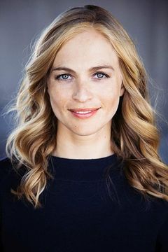 Julie Engelbrecht interpreta La jolie blonde