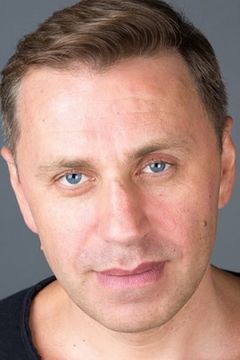 Dmitry Yanyshevsky interpreta captain Paver