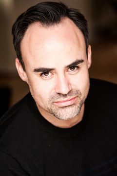 Joseph Balderrama interpreta Spanish Valet