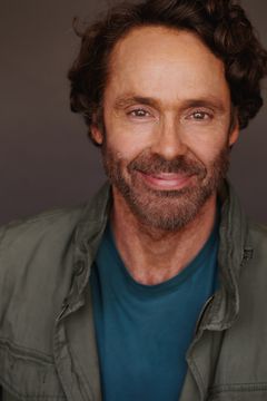 Andrew Hawkes interpreta Man Pumping Gas
