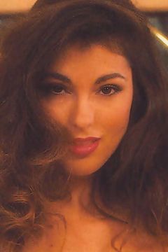 Susan Napoli interpreta Additional Voice (voice)