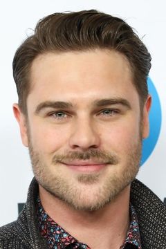 Grey Damon interpreta Andrew Kurtz