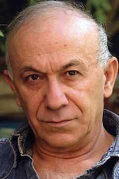 Ezra Dagan interpreta Rabbi Menasha Lewartow