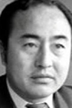Shin Ōtomo interpreta Hamano, nightclub gangster