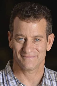 Lew Schneider interpreta Car Dealer/Andy (voice)