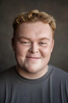 Dane Juler interpreta Analyst #1