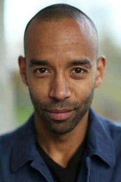 Kevin Harvey interpreta Gary