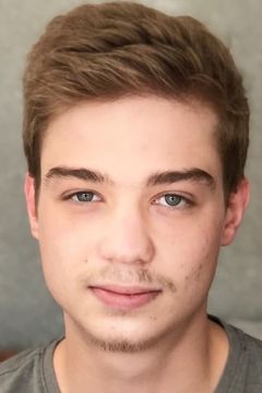 Tom Hoßbach interpreta Dieter