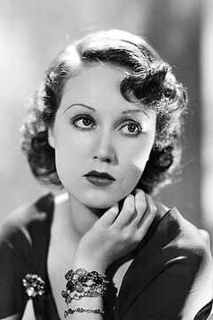 Fay Wray interpreta Mrs. Brent