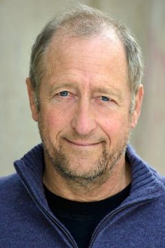 Doug Price interpreta Jury Foreman