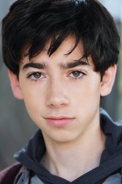 Sean Philip Glasgow interpreta Larry Jr.