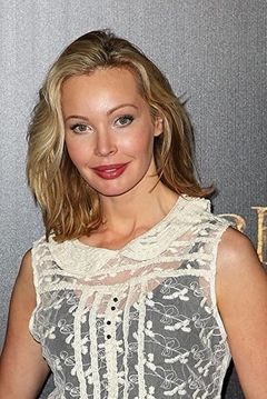 Kimberley Davies interpreta Hostess (as Kimberly Davies)