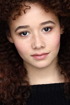 Talia Jackson interpreta Lina