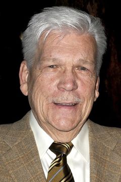 Tom Atkins interpreta Sgt. Fred Hardy