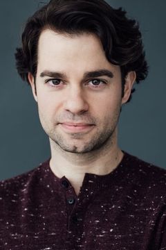 Aris Athanasopoulos interpreta Marco