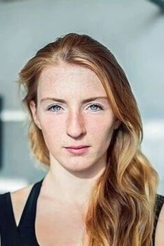Saskia Neville interpreta Amazon Athlete