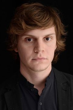 Evan Peters interpreta Tate Langdon