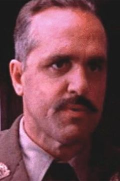 Robert Swan interpreta Detective Bellson