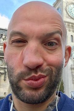 Sébastien Chabane interpreta Le collègue