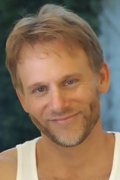 Jeffrey Marcus interpreta German Dignitary (voice)