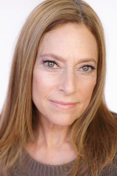 Myla Pitt interpreta Wedding Guest