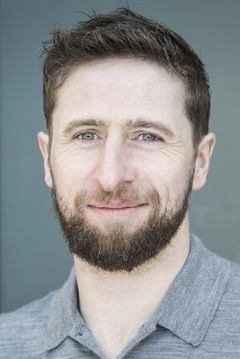 Aaron Monaghan interpreta Robbins
