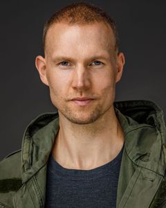 Lucas Kerr interpreta Razner / #53