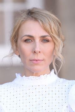 Belinda Gosbee interpreta Gangster's Moll (uncredited)