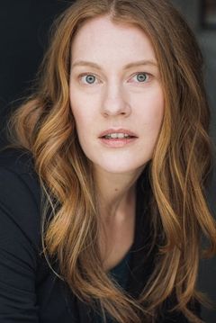 Emma Day interpreta Employee