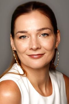 Heather Burns interpreta Nina