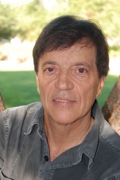 Gil Boccaccio interpreta Desert Room Doorman