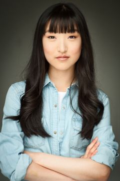 Jennifer Chu interpreta Dancer / Chorus Performer