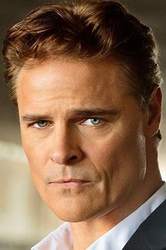Dylan Neal interpreta Doug Witter