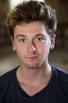 Josh Bolt interpreta Pete Shotton
