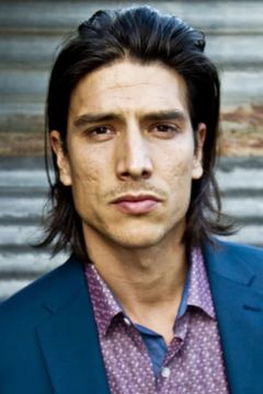 Justin Johnson Cortez interpreta Cameron
