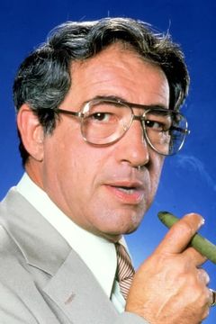 Eddie Barth interpreta Tony