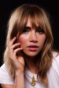 Suki Waterhouse interpreta Sheila