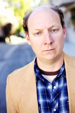 Dan Bakkedahl interpreta Leo