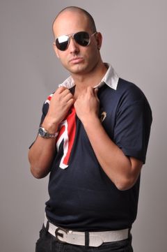 James A.'Aj Nytronics' Minoggio interpreta Man in suit