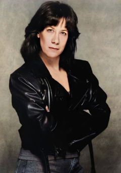 Leslie Hoffman interpreta Hallguard