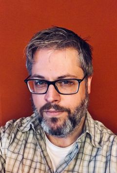Justin M. Rice interpreta James Cameron