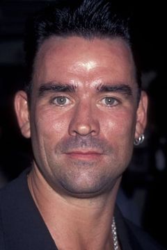 Trevor Goddard interpreta T. Ray