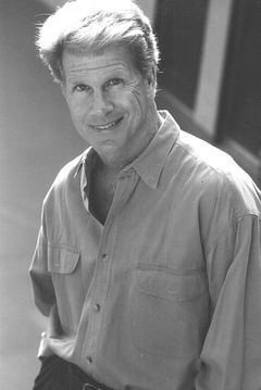 Brian Patrick Clarke interpreta Professor Carleton