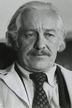 Strother Martin interpreta Riley