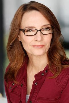 Amie MacKenzie interpreta Janine