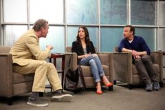 Hugh Davidson interpreta Network Executive