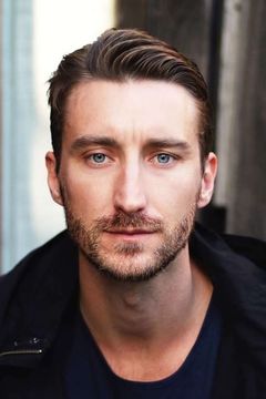 Tom Stokes interpreta Dominic